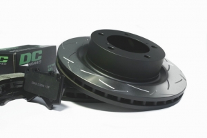 КОМПЛЕКТ ПЕРЕДНИЙ: Тормозные диски DBA 42722S T3 + колодки  DC brakes sHD Toyota  LC200,Lexus LX570