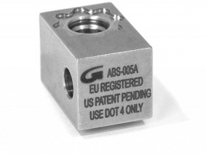 Тройник ABS Goodridge 1 х adapter crimp,- M10*1mm (обратный конус)  крепеж отв. 6mm, D-03 ABS-005A ― MaxiSport Tuning